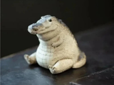 Krokodyl, figurka herbaciana, żywica, 4x5x3 cm